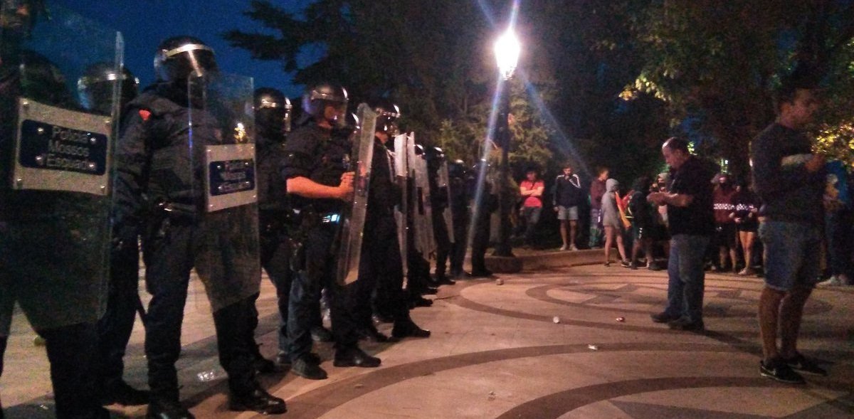 Mossos d&#39;Esquadra frente a manifestantes en el Parc de la Ciutadella.