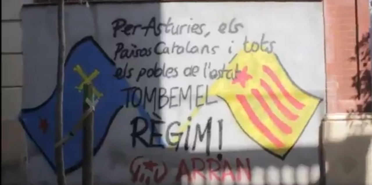 El grafiti de los independentistas radicales une la bandera de Asturias con la bandera independentista.