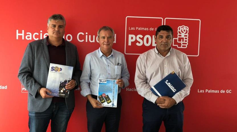 El Diputado del PSOE por la
provincia de Las Palmas, Sebastián Franquis, con los representantes de SUP y AUGC.