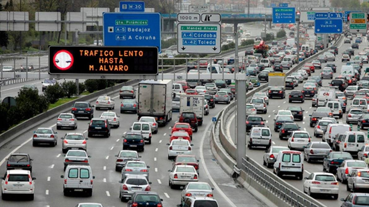 Atasco en la carretera M-30 de Madrid.