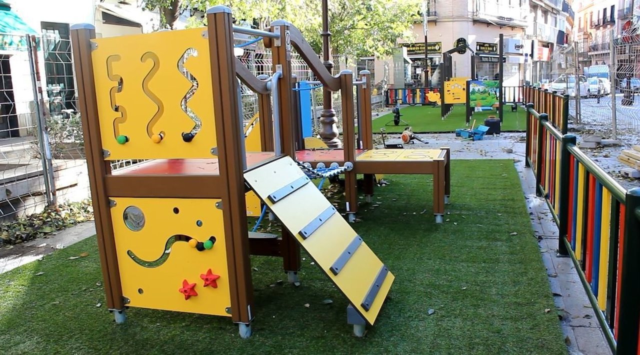 Zona de juegos infantiles adaptados en Sevilla.