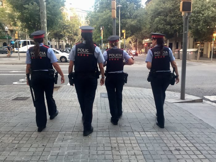 Agentes de Mossos de Esquadra con chaleco antibalas.
