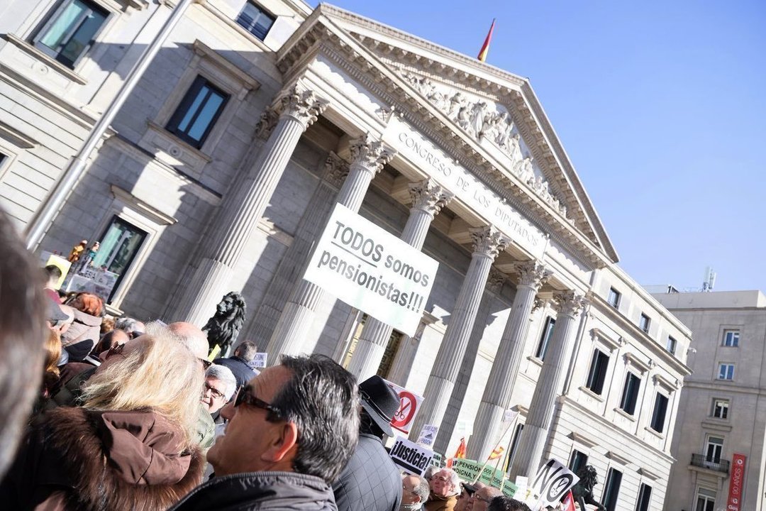 Manifestación de pensionistas ante el Congreso de los Diputados, en Madrid.