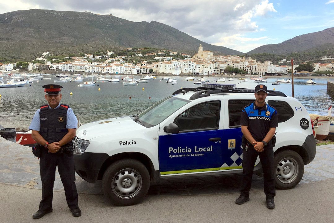 Patrulla de Mossos d&#39;Esquadra y Policía Local.