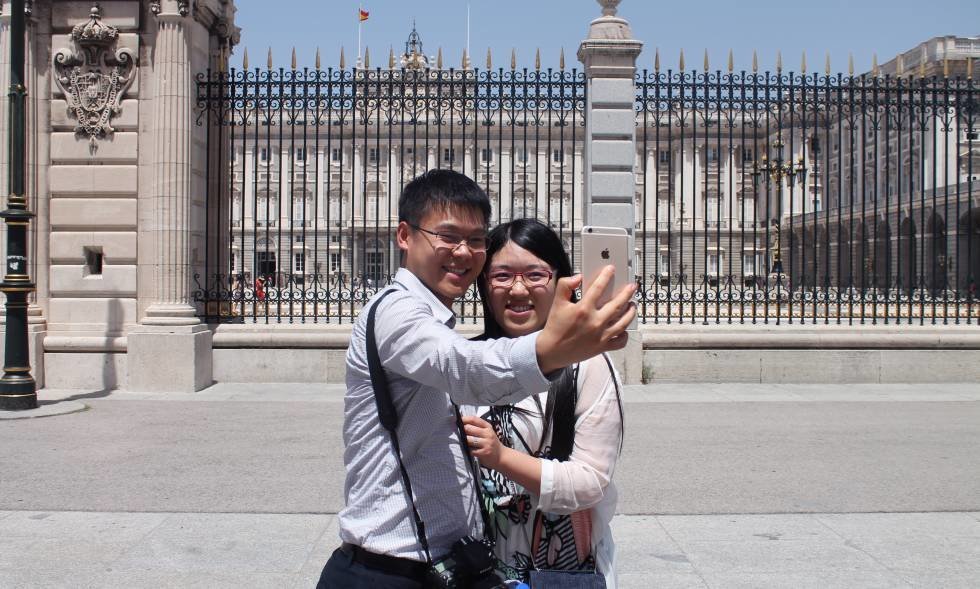Turistas chinos frente al Palacio Real.