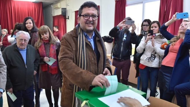Francisco Serrano, candidato de Vox, votando en un colegio electoral.