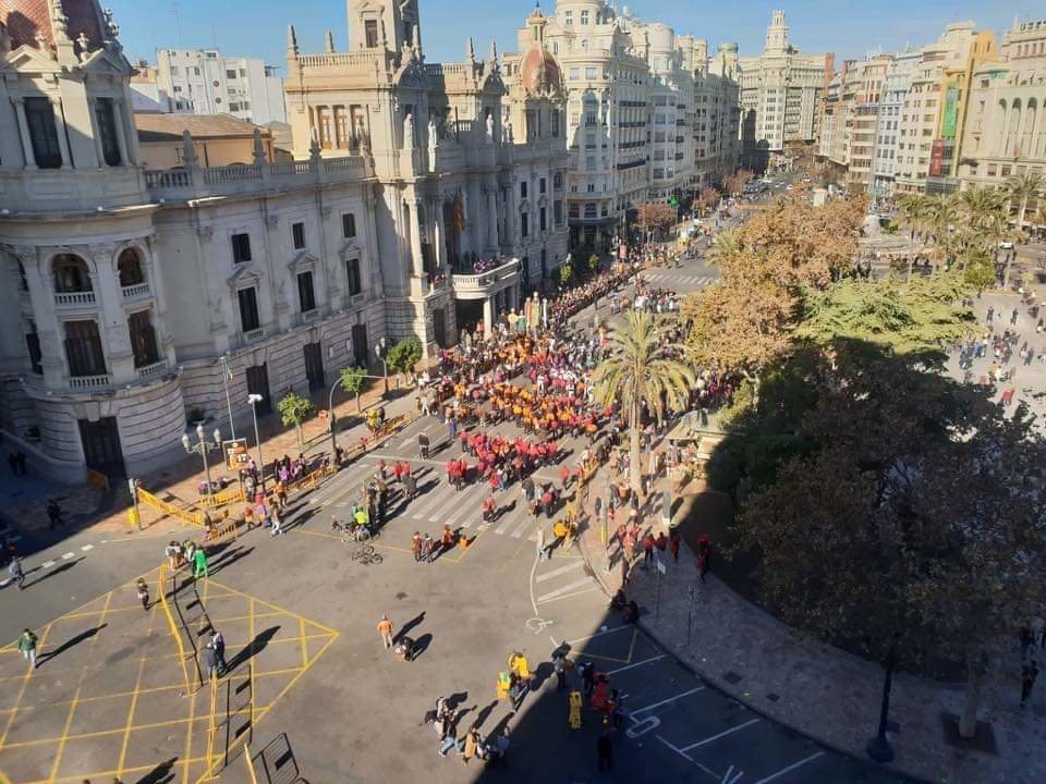 Imagen aérea de la Cabalgata de las Magas en Valencia.