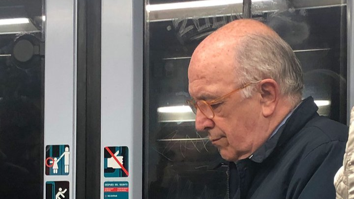 Joaquín Almunia, captado por un pasajero de metro, en diciembre de 2018. (Twitter: @Fede_dejuan).