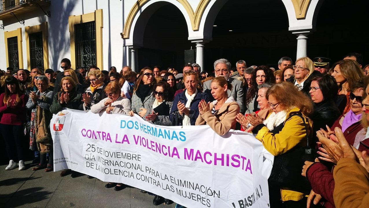 Concentración en Dos Hermanas (Sevilla) contra la violencia de género.