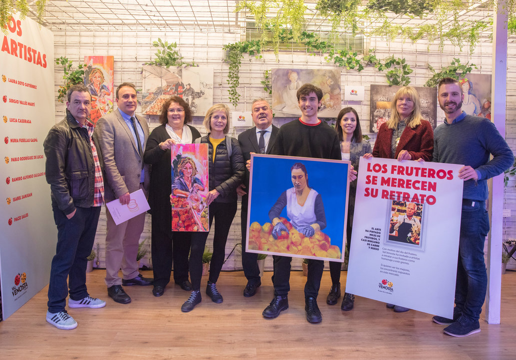 Los pintores finalistas del certamen de bellas artes, organizado con motivo de la cuarta edición del Día del Frutero, acompañados de las instituciones participantes.