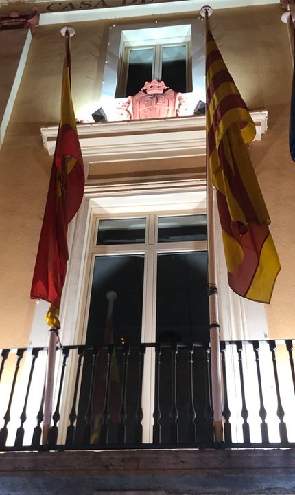 Imagen compartida por Vox en la que se ve la bandera nacional enrollada en el ayuntamiento de Blanes.