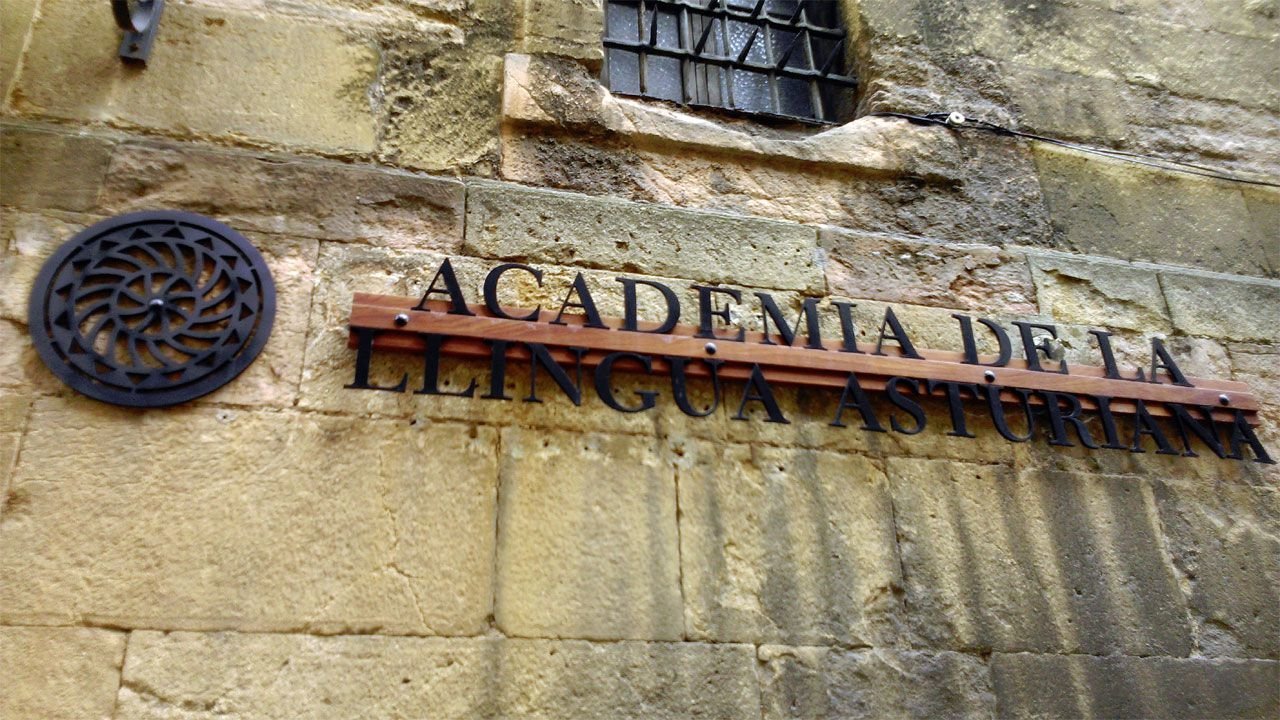 Academia de la Llingua en Asturias.