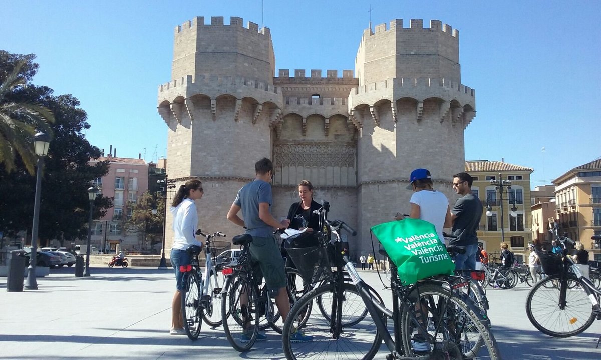 Grupo de turistas frente a las Torres de Serrano (Valencia).