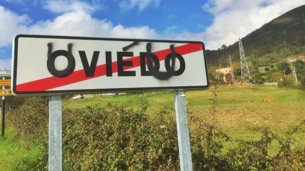 Cartel a la salida de Oviedo.