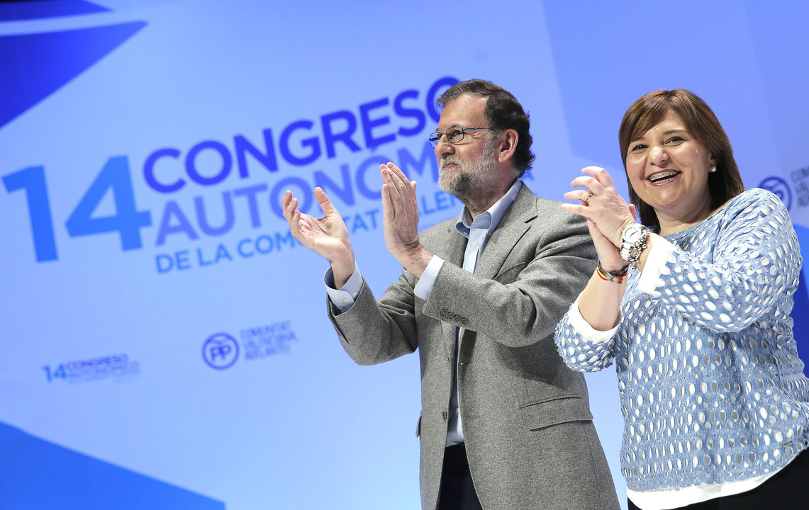 Isabel Bonig, junto a Mariano Rajoy en un acto del PP.