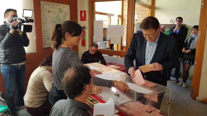 Ximo Puig vota en su Morella natal.
