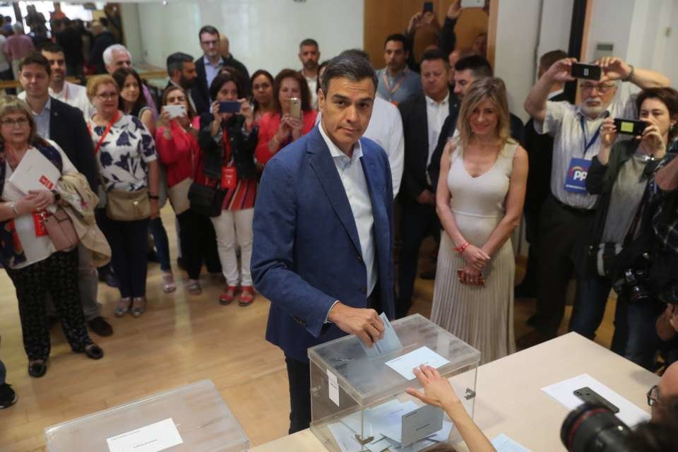 Pedro Sánchez vota en su colegio electoral.