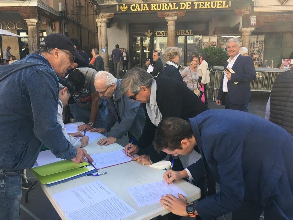 Recogida de firmas de la plataforma &#39;Teruel Existe&#39;