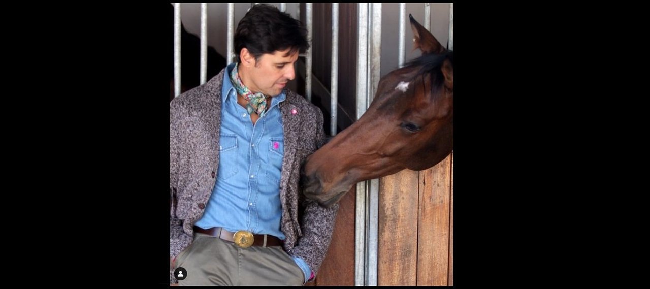 Fran Rivera junto a su caballo en un establo