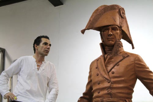 Salvador Amaya con el monumento al General Menacho