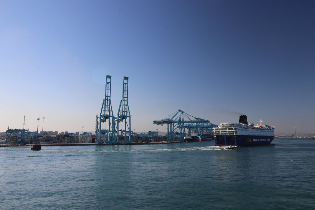 Barco de mercancías saliendo del puerto de Algeciras
