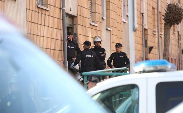 Agentes de policía en una operación antidroga en Avilés, Asturias