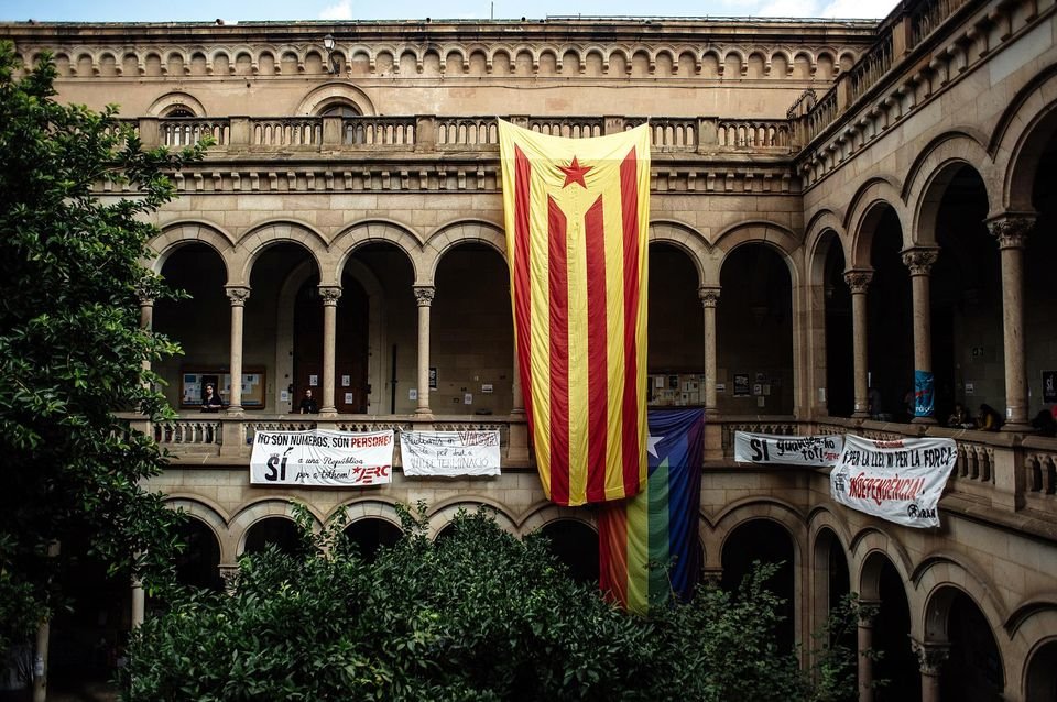 En la Universidad de Barcelona, ​​el 27 de septiembre de 2017. Las clases se interrumpieron varias veces en el establecimiento después de la aparición de autónomos.