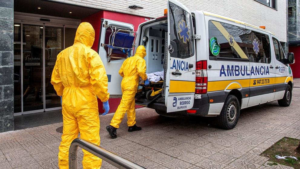 Dos sanitarios trasladan al Hospital Universitario de Burgos a una persona que ha dado positivo por el nuevo coronavirus
