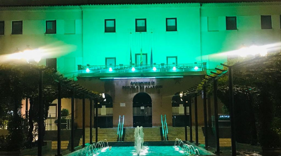 Ayuntamiento de Pozuelo de Alarcón iluminado de verde