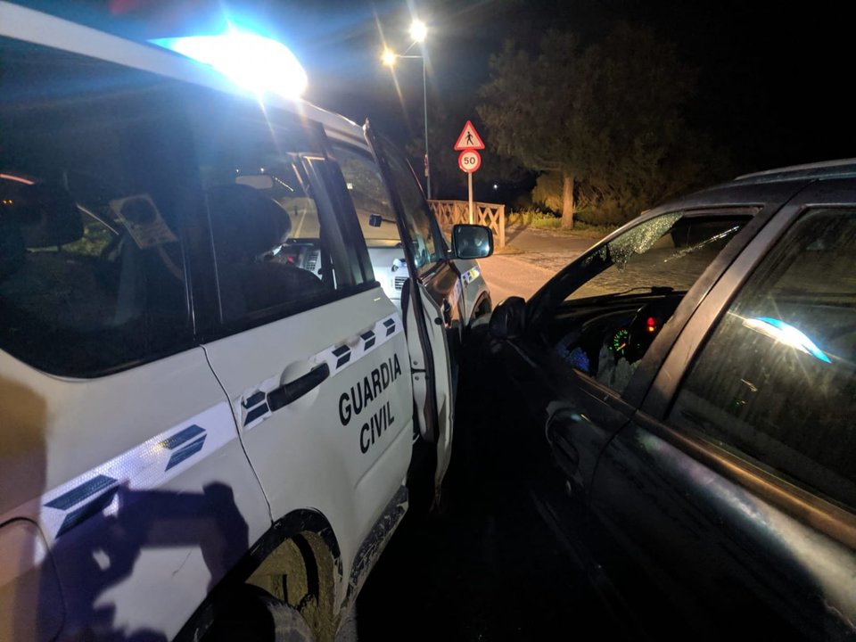 El vehículo de la Guardia Civil tras impactar con el coche huido