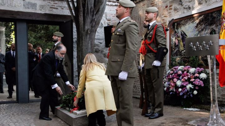 Cristina Cifuentes junto con Jose Luis Sampedro depositan una corona de laurel sobre la lápida de los caídos del 2 de Mayo.