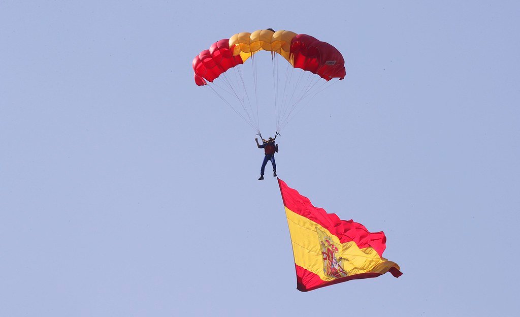 Homenaje a la bandera española en el 12 de octubre