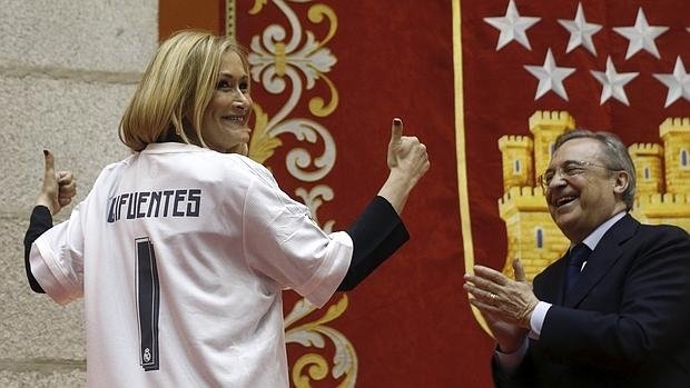 Cifuentes vistiendo una camiseta personalizada del Real Madrid cuando era presidenta de la Comunidad