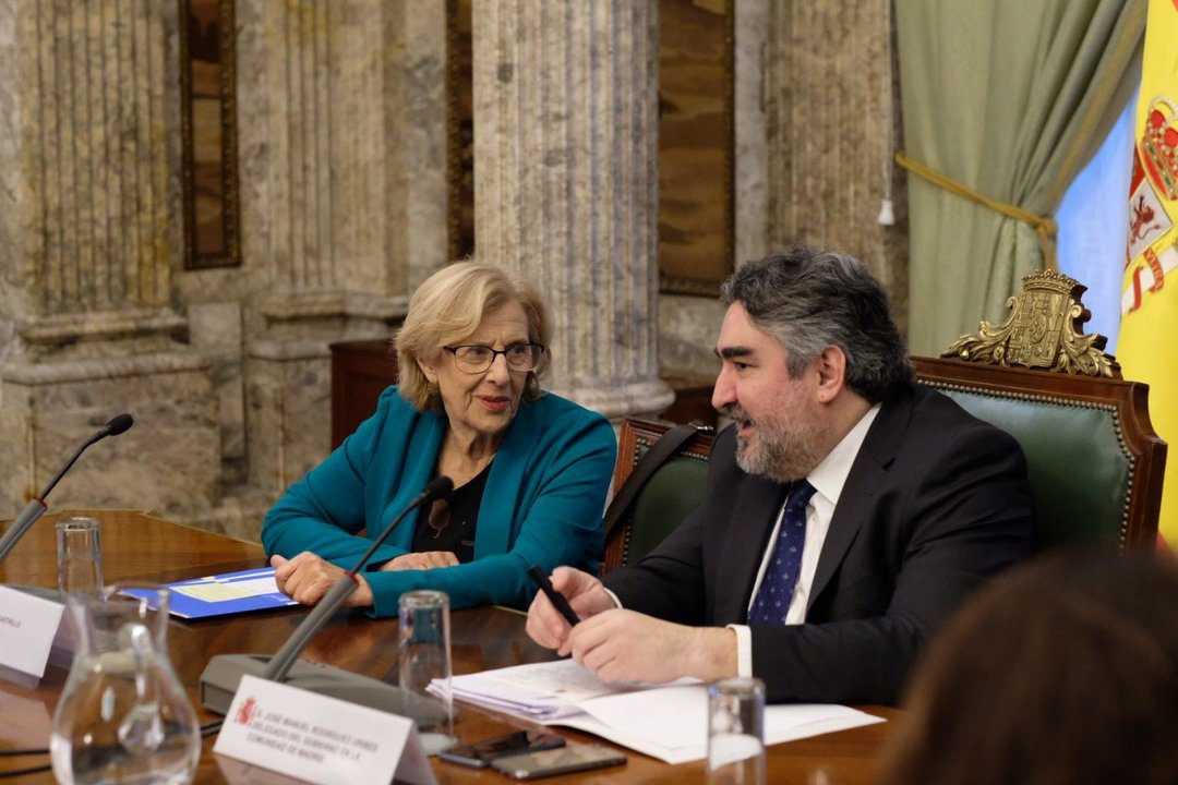 El ministro de cultura, José Manuel Rodríguez Uribes, junto a Manuela Carmena