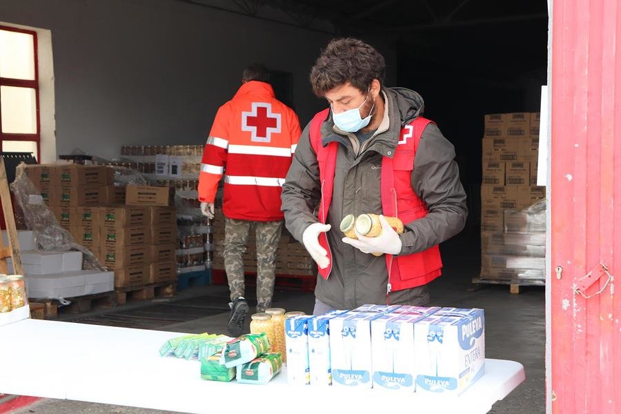 Un voluntario de Cruz Roja Madrid colocando alimentos