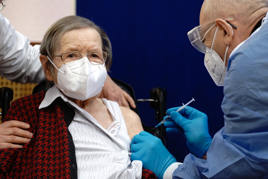 Ancianos y trabajadores sanitarios en las trincheras, primeros receptores de la vacuna en Europa