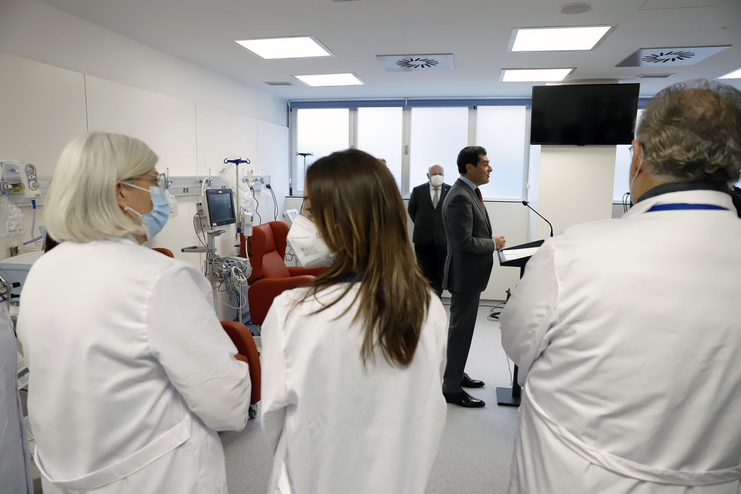 Moreno destaca que Andalucía está poniendo 15.000 vacunas diarias con más de 82.000 ya administradas