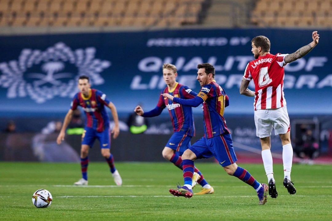 Momento de la final de la Supercopa de España 2021 de fútbol, disputada entre FC Barcelona y Athletic Club, con victoria bilbaína en la prórroga (3-2), en el estadio de La Cartuja de Sevilla