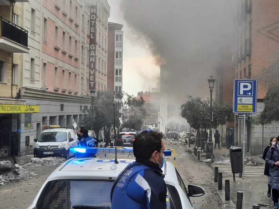 Explota parte de un edificio en la calle Toledo de Madrid, a la altura de una residencia de ancianos