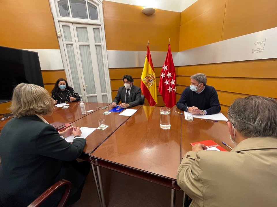 El consejero de Vivienda y Administración Local, David Pérez, y la presidenta de CAFMadrid, Isabel Bajo. Foto: Comunidad de Madrid
