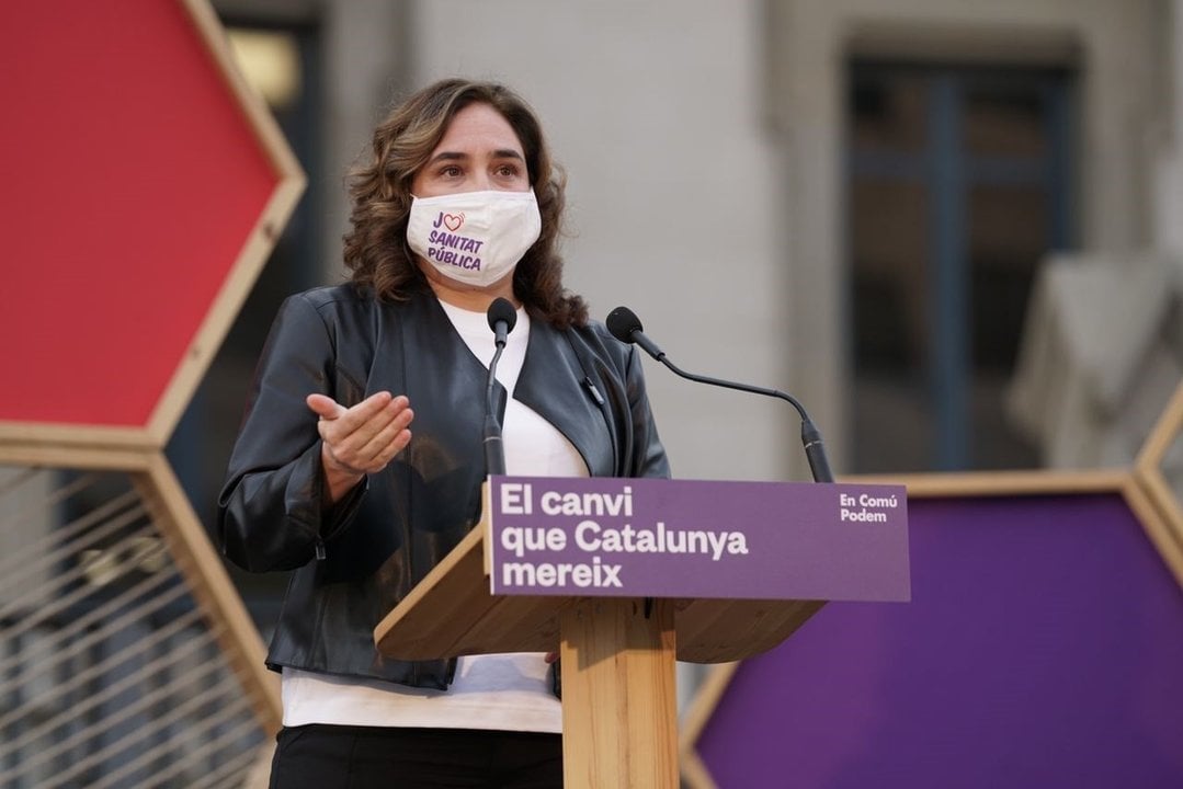La alcaldesa de Barcelona, Ada Colau, en el acto de apertura de campaña de los comuns ante el Hospital Clínic