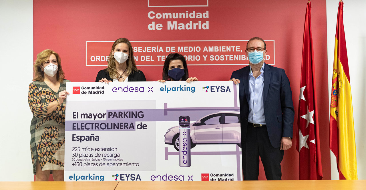 Paloma Martín presenta el mayor parking electrolinera de España.