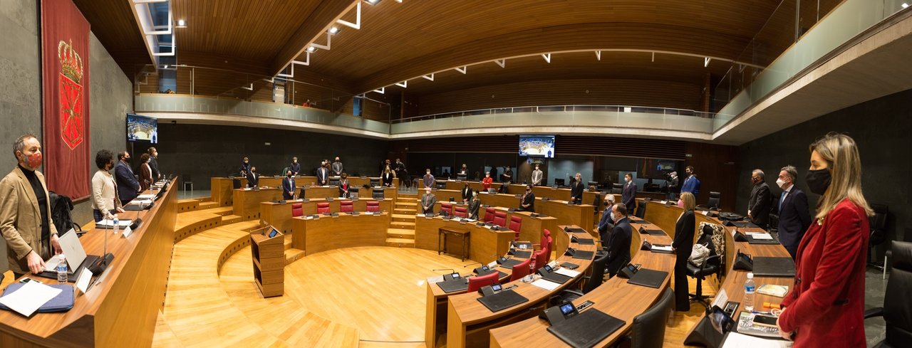 Minuto de silencio en el Parlamento de Navarra