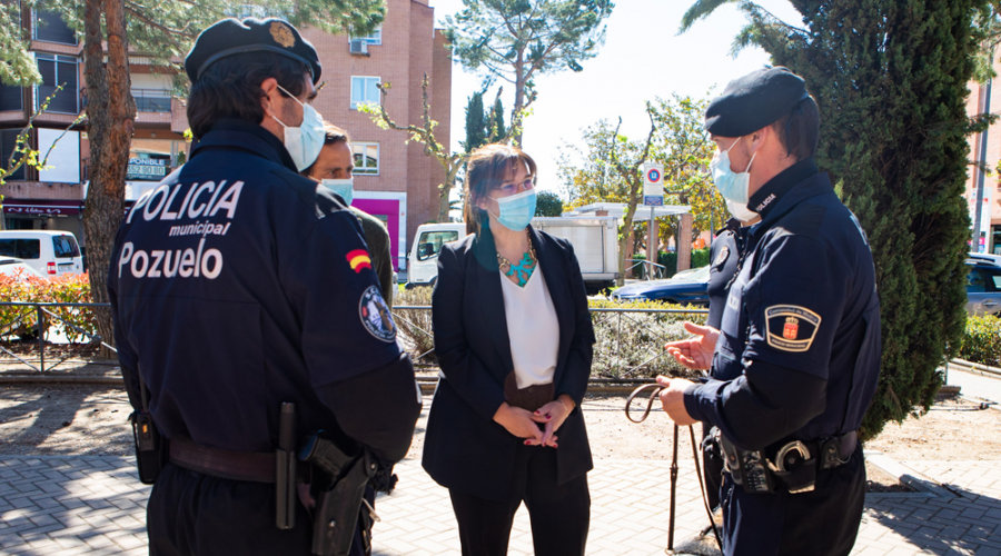 Pérez Quislant habla con tres policías de Pozuelo.