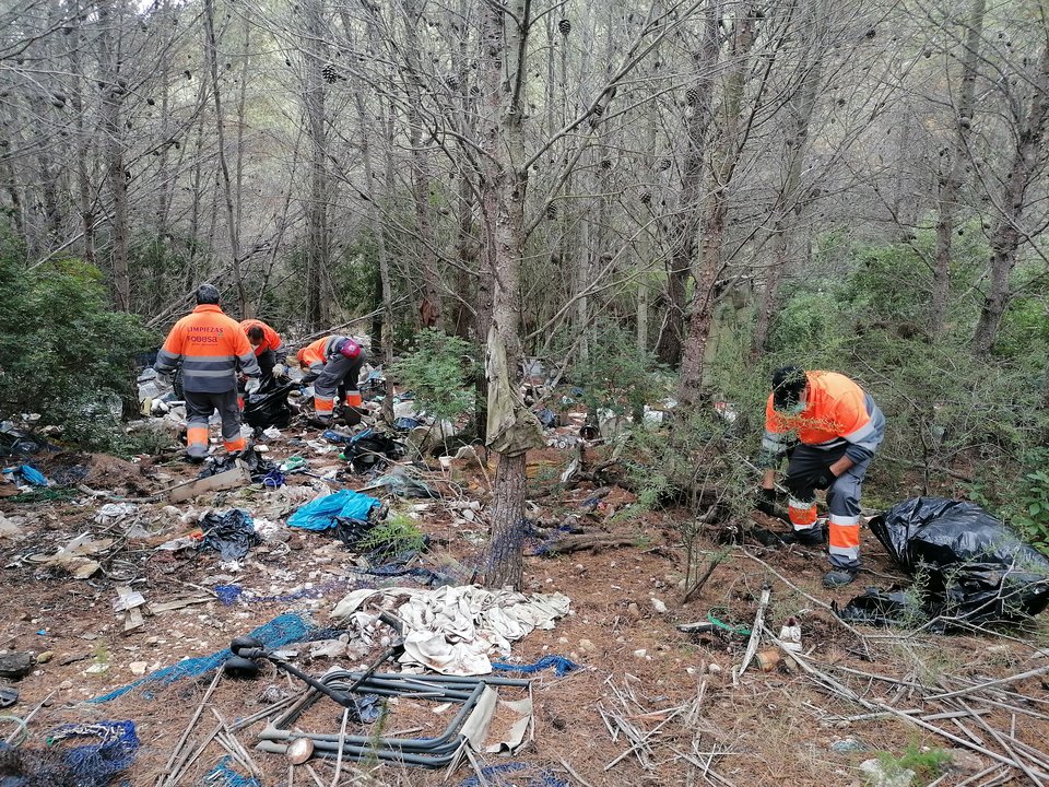 Ayer, operarios municipales de Peñíscola limpiando el Parque Natural de la Sierra de Irta