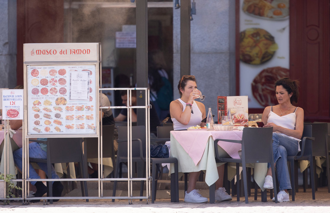 Dos mujeres comen en una terraza del centro de Madrid. Foto: Eduardo Parra / Europa Press.