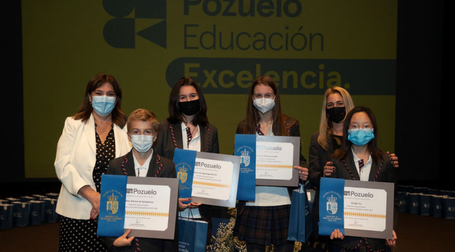 Susana Pérez Quislant, Nadia Álvarez y Eva Cabello en la entrega de premio