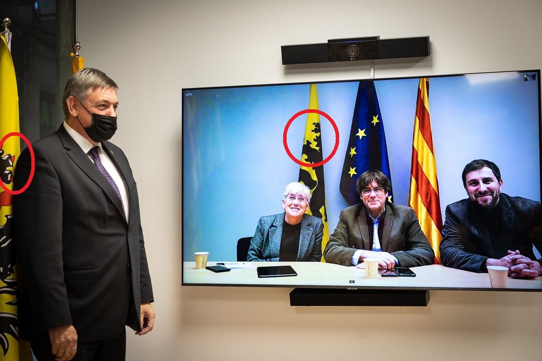 Jan Jambon y Puigdemont con la bandera de Flandes y la extremista.