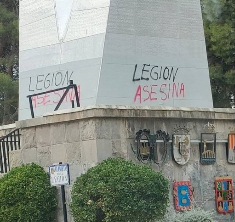 Pintada en el Monumento a la Legión, en Zaragoza (Foto: Distripol).