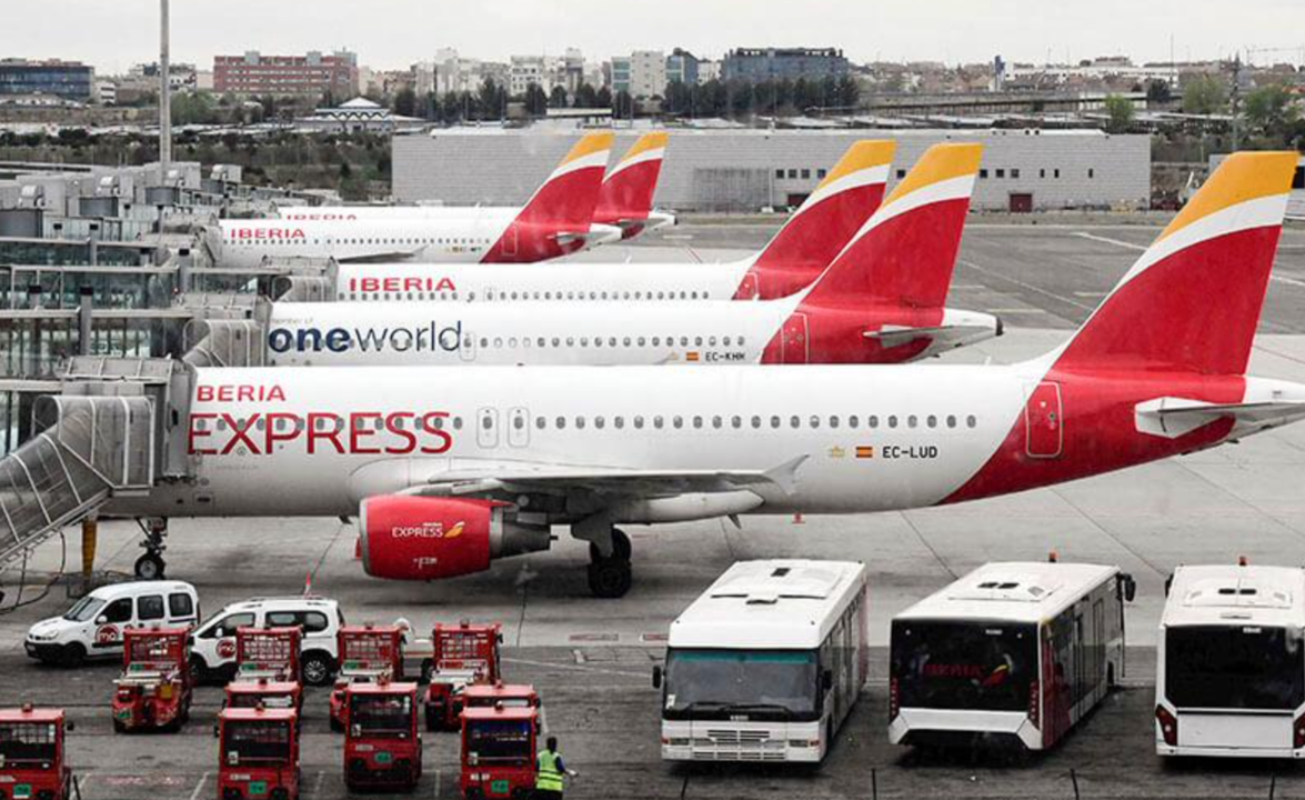 Aviones paralizados en el aeropuerto Adolfo Suárez-Barajas.